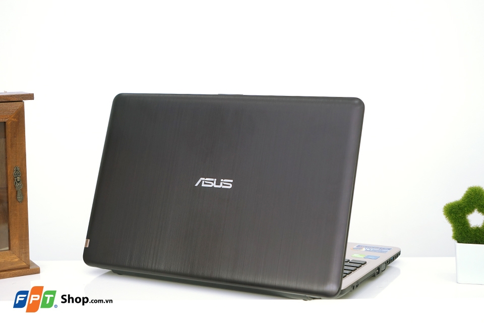 Trên tay và đánh giá nhanh ASUS VivoBook X540SC: Đầm tay, thiết kế cứng cáp ASUS VivoBook X540SC có thiết kế giả vân kim loại