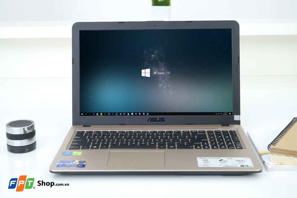 Trên tay và đánh giá nhanh ASUS VivoBook X540SC: Đầm tay, thiết kế cứng cáp Màn hình ASUS X540SC