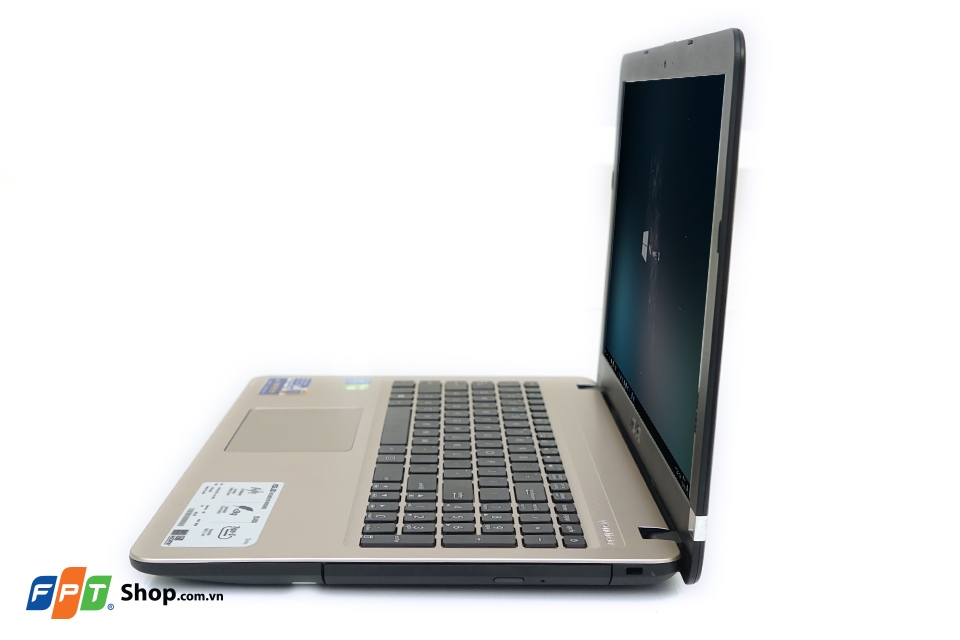 Trên tay và đánh giá nhanh ASUS VivoBook X540SC: Đầm tay, thiết kế cứng cáp Cạnh phải của ASUS X540SC