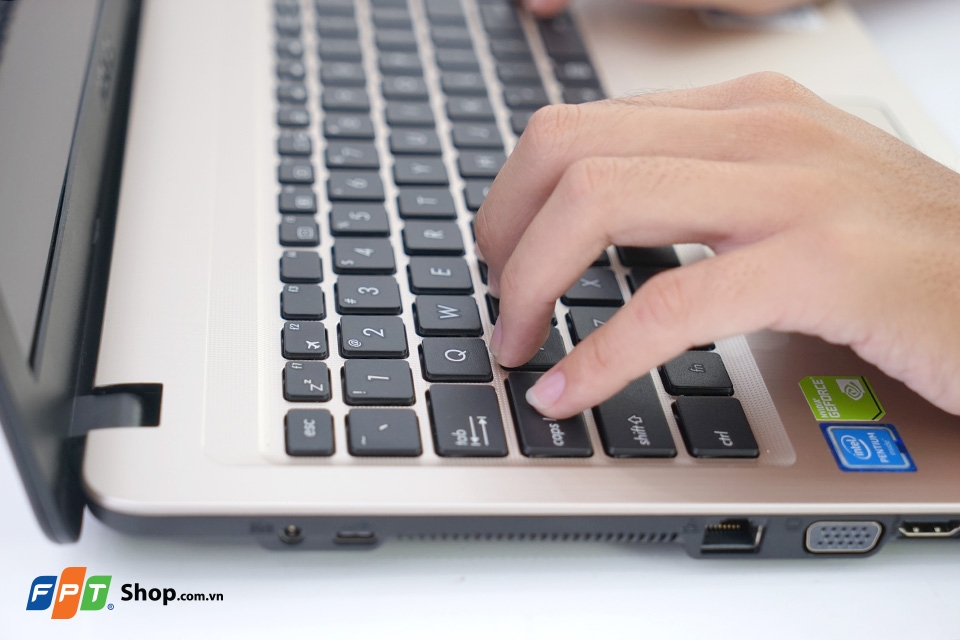 Trên tay và đánh giá nhanh ASUS VivoBook X540SC: Đầm tay, thiết kế cứng cáp Trải nghiệm ban đầu trên sản phẩm ASUS X540SC là khá tốt