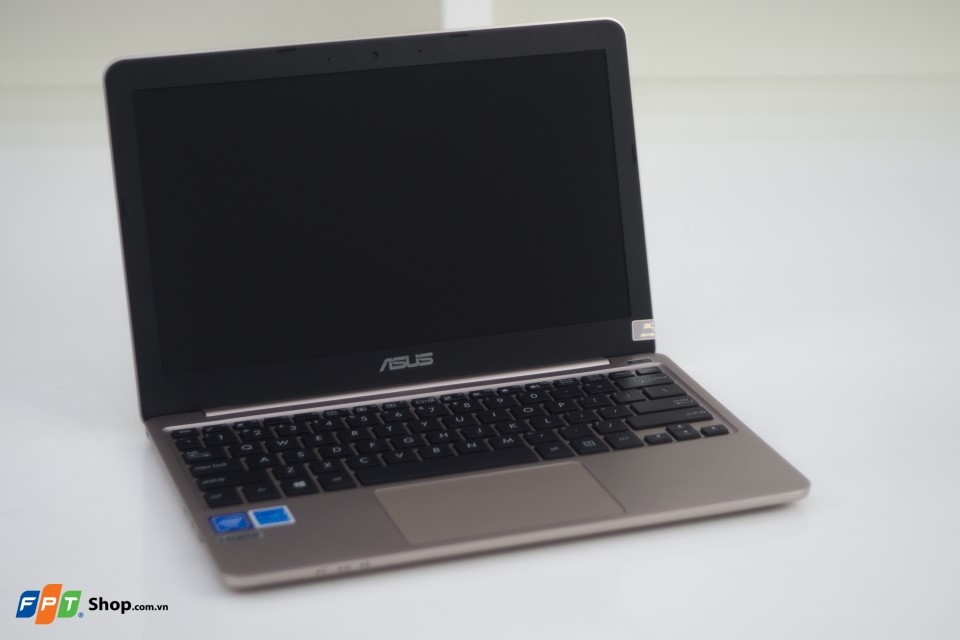 Trên tay nhanh laptop và đánnh giá nhanh ASUS E200HA tại FPT Shop Trên tay nhanh laptop và đánnh giá nhanh ASUS E200HA tại FPT Shop
