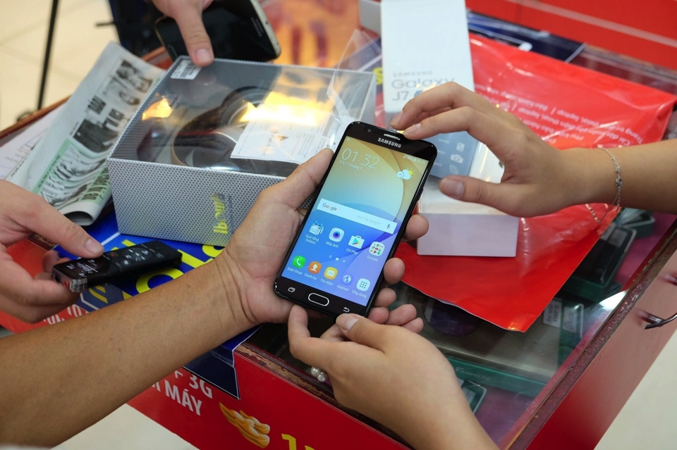 Tưng bừng ngày mở bán Samsung Galaxy J7 Prime tại FPT Shop Galaxy J7 Prime màu đen cực hot