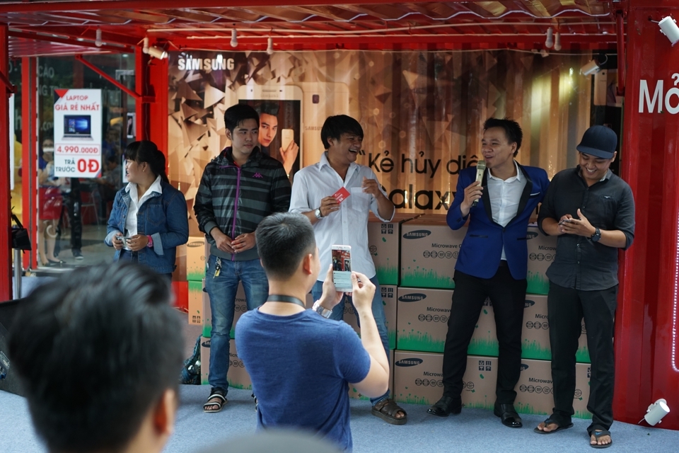 Tưng bừng ngày mở bán Samsung Galaxy J7 Prime tại FPT Shop Khách hàng tham gia mini game cùng FPT Shop 1