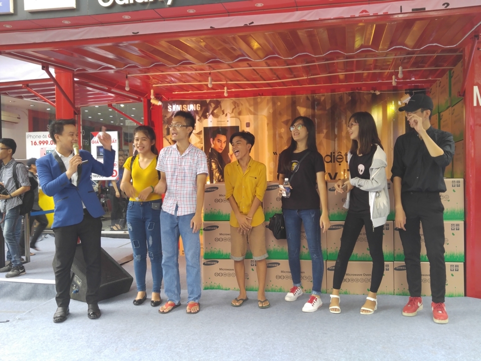 Tưng bừng ngày mở bán Samsung Galaxy J7 Prime tại FPT Shop Khách hàng tham gia mini game cùng FPT Shop 3