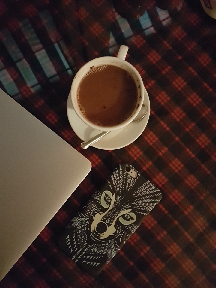 Tách cafe nóng cùng ốp lưng cực đẹp đang được bán tại FPT Shop Tách cafe nóng cùng ốp lưng cực đẹp đang được bán tại FPT Shop