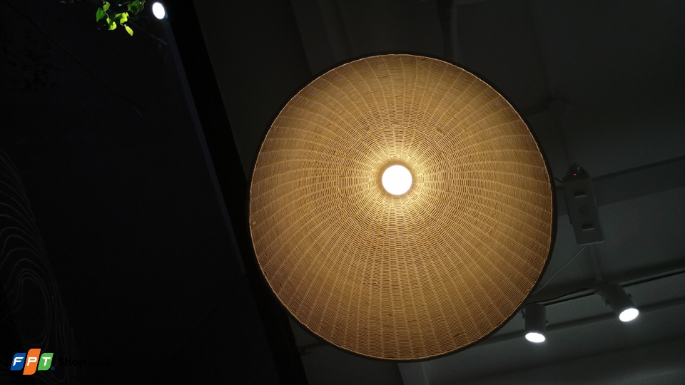 Bóng đèn nhìn từ dưới lên