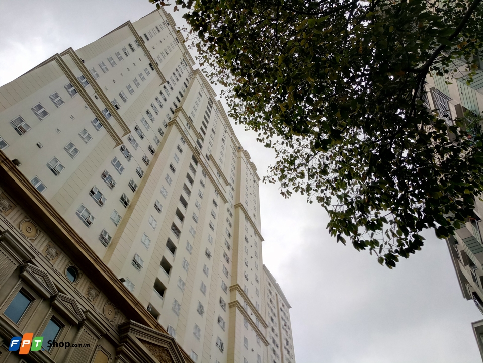 Toà nhà chụp từ góc dưới nhìn lên