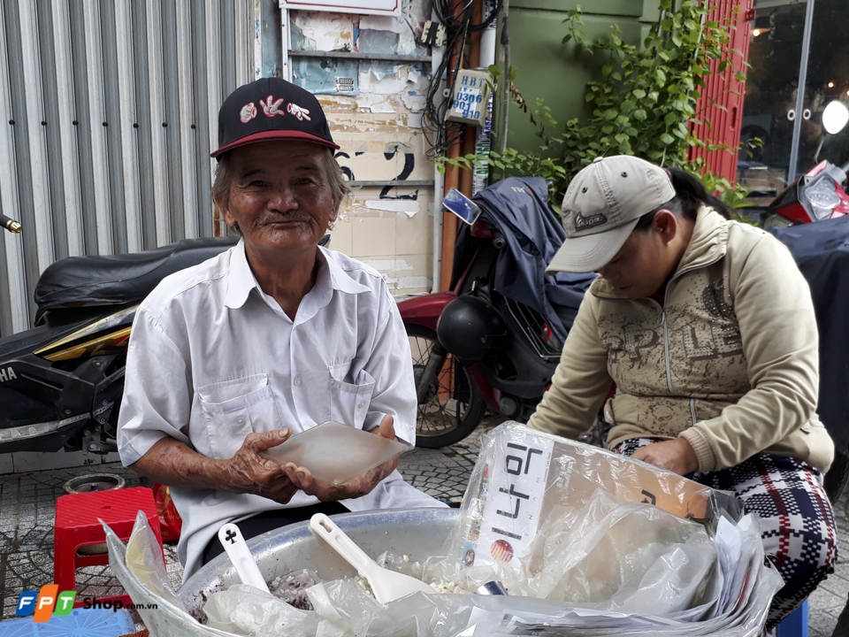 Ông cụ bán xôi trên đường Mai Thị Lựu