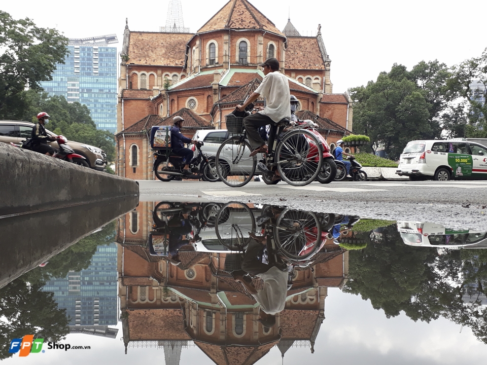 Người đi đường cũng soi bóng
