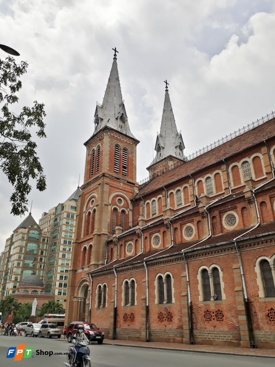 Nhìn từ cạnh bên