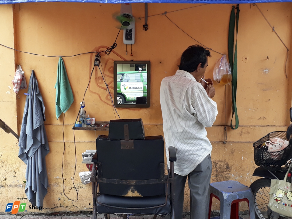 Tiệm hớt tóc vỉa hè