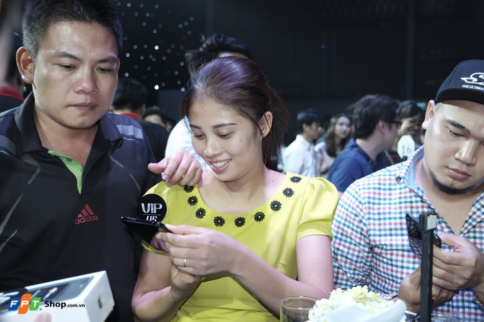 Gương mặt rạng ngời với chiếc iPhone 7 trên tay