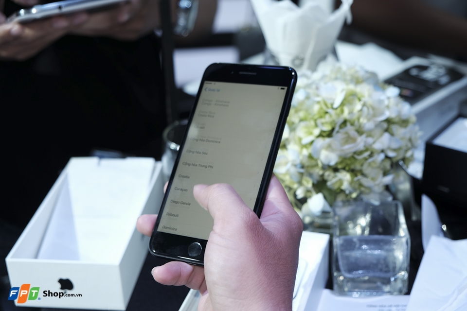 Những chiếc iPhone 7 chính hãng đầu tiên được mở nguồn