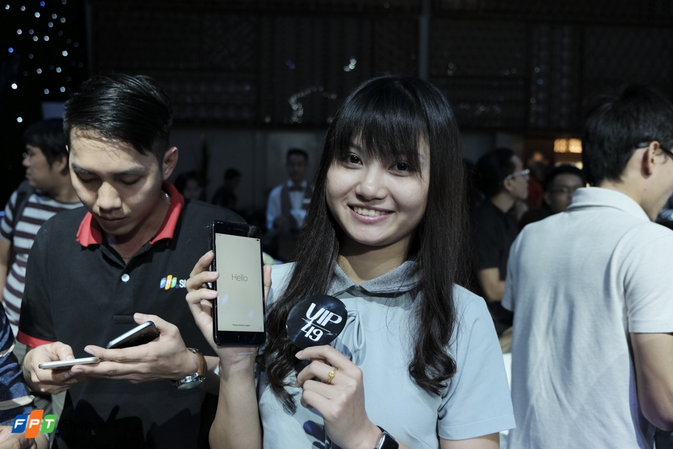 Tươi cười khi chiếc iPhone 7 được mở lên