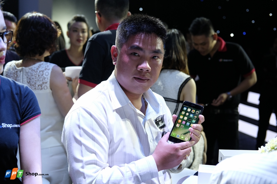 Khách hàng và iPhone 7