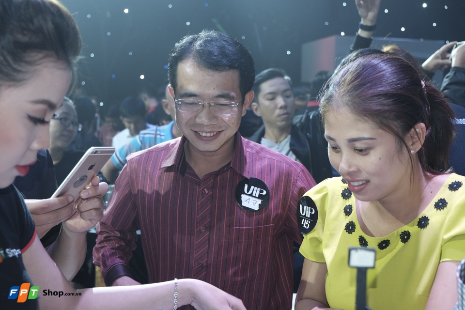 Gương mặt khách hàng hớn hở chờ khui seal máy