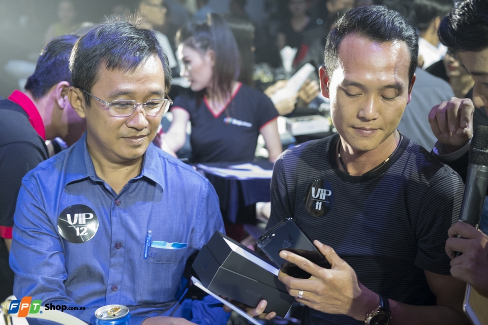 Khách hàng đầu tiên khui seal iPhone 7