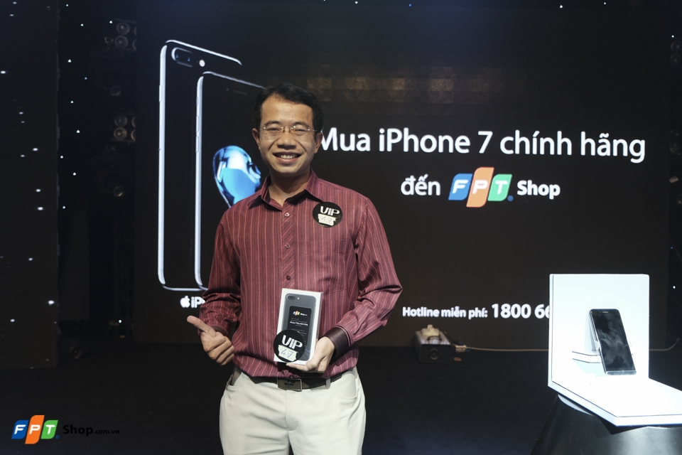 Hạnh phúc khi cầm iPhone 7 trên tay