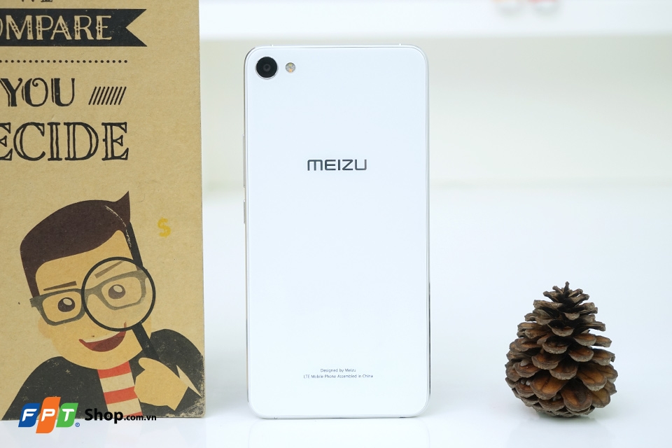 Mặt lưng của Meizu U20 bằng kính