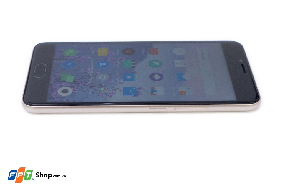 Cạnh phải của Meizu M5 Cạnh phải của Meizu M5