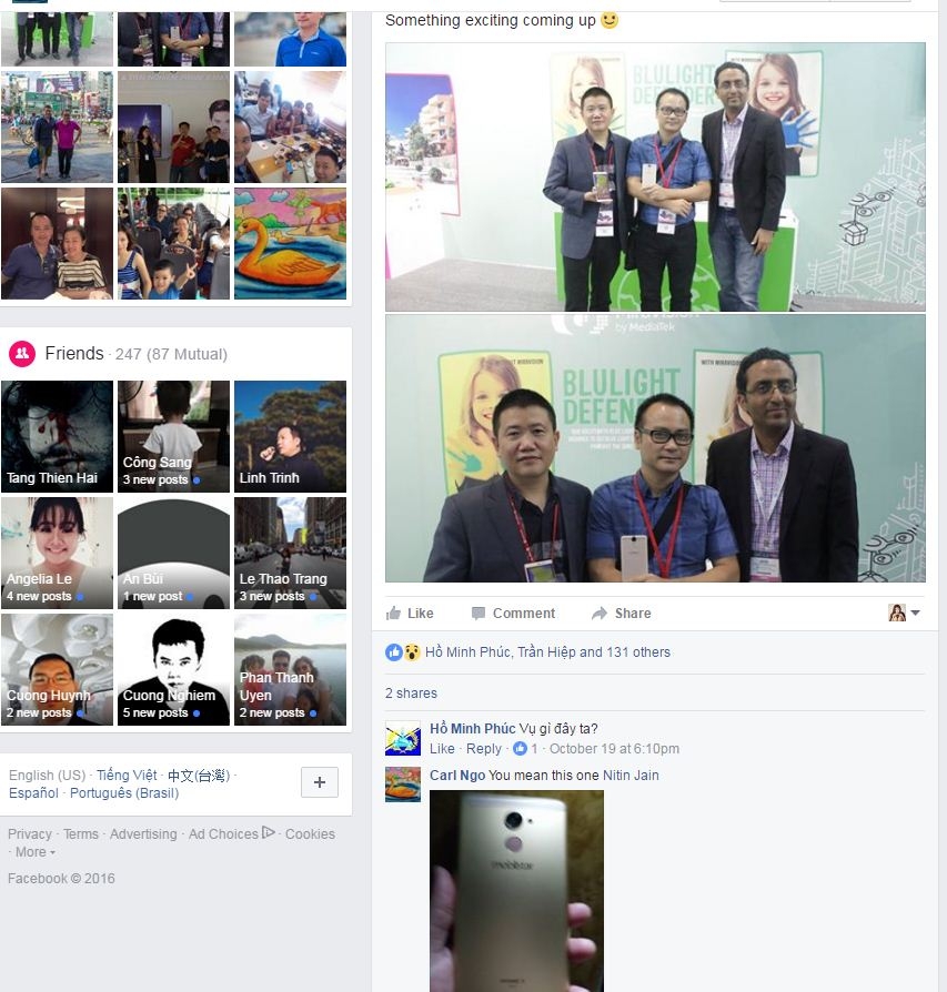 Ông Ngô Nguyên Kha cùng chiếc điện thoại mới