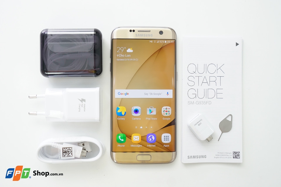 Bên trong hộp Galaxy S7 Edge