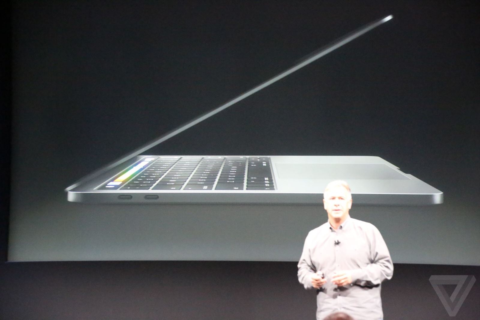 Không còn những cổng kết nối thông dụng, thay vào đó là 4 cổng USB Type C