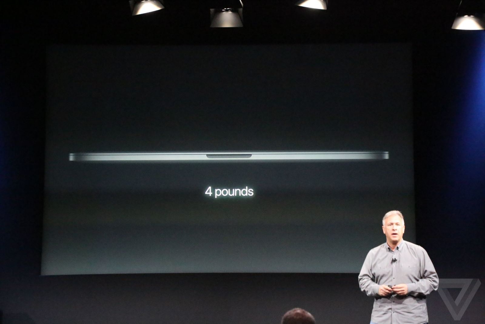 MacBook Pro 15 inch có trọng lượng 1,81 kg