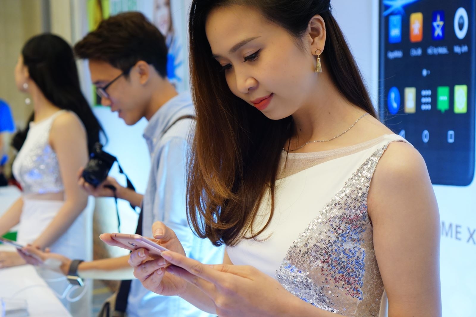 Mẫu nữ xinh xắn của Mobiistar