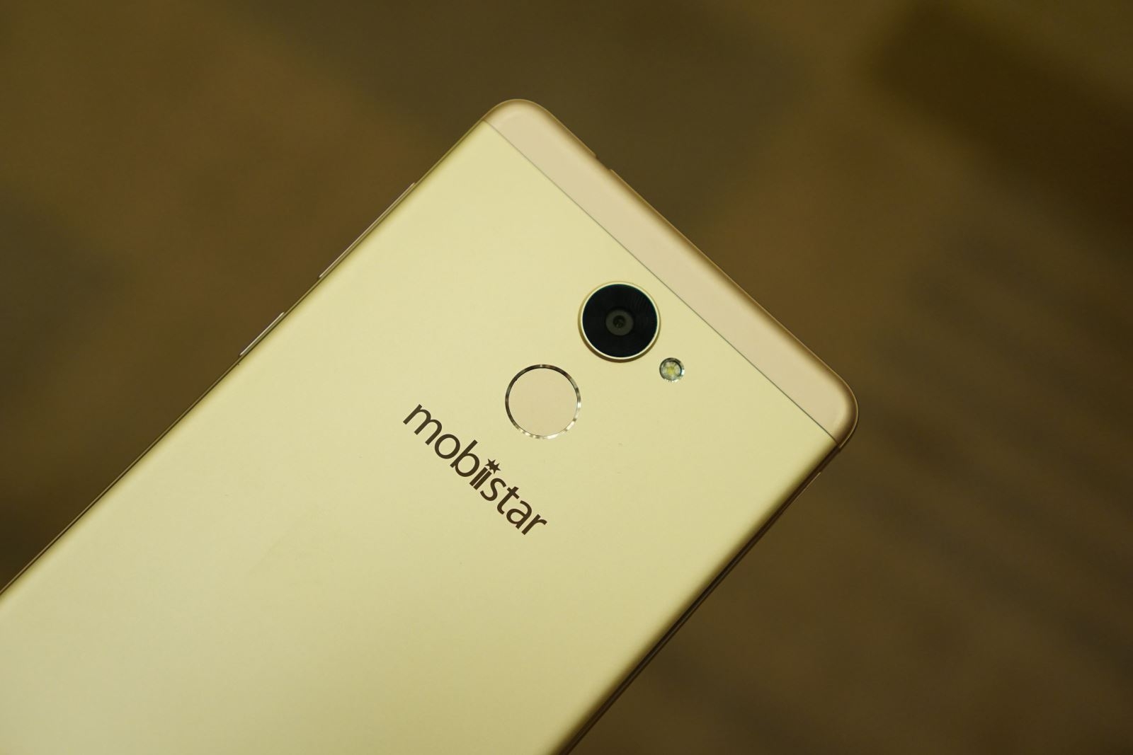 Máy sở hữu camera sau ISO Cell chất lượng và vi xử lý mạnh mẽ