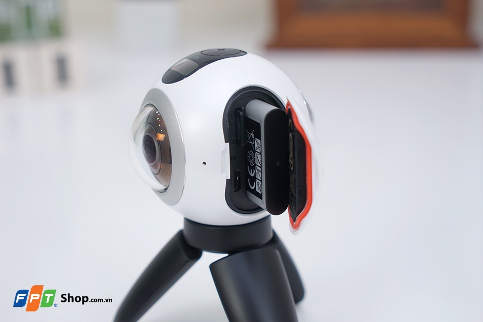 Cạnh phải của Gear 360
