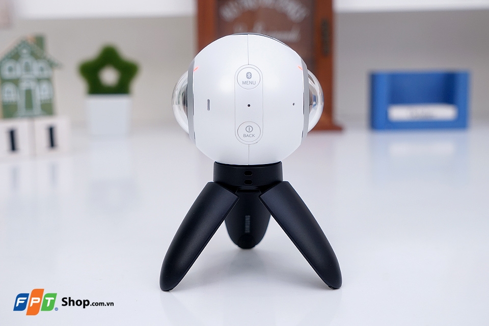 Cạnh trái Gear 360