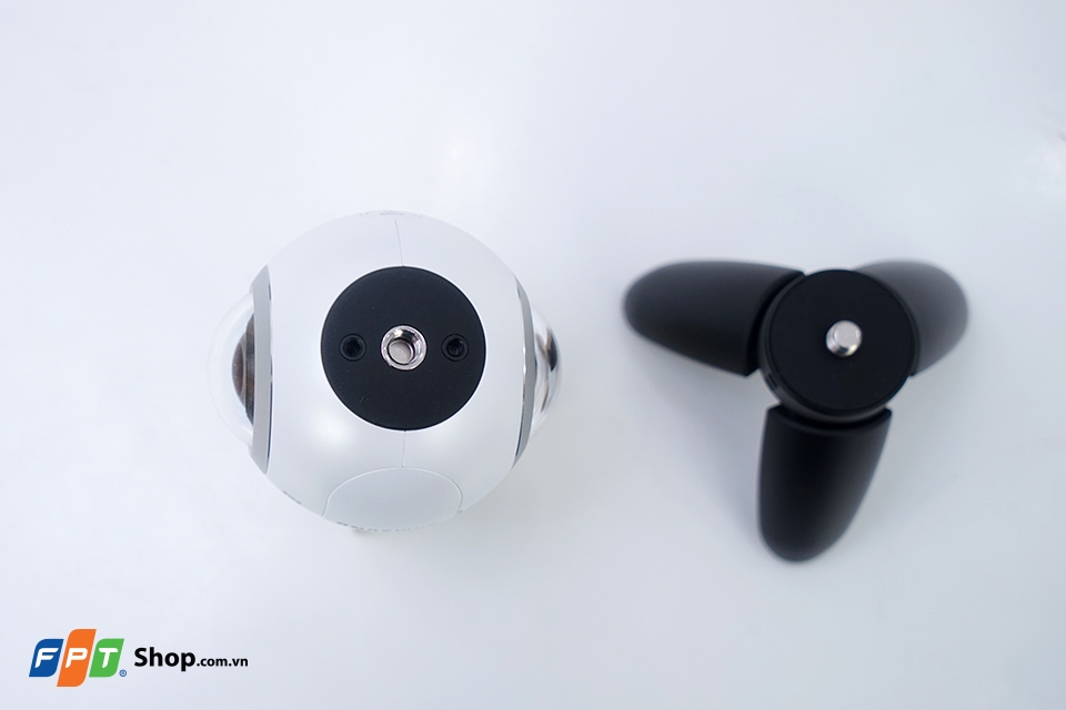 Đáy của Gear 360