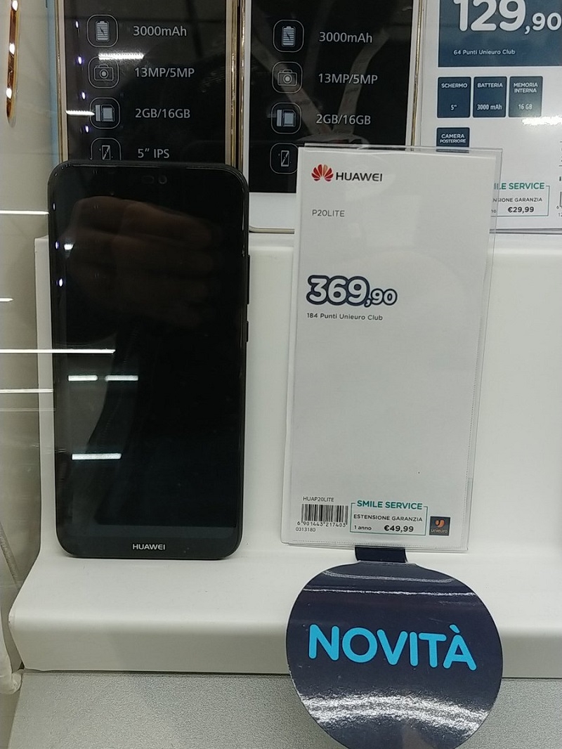 Huawei P20 Lite đang được bày bán tại Italia