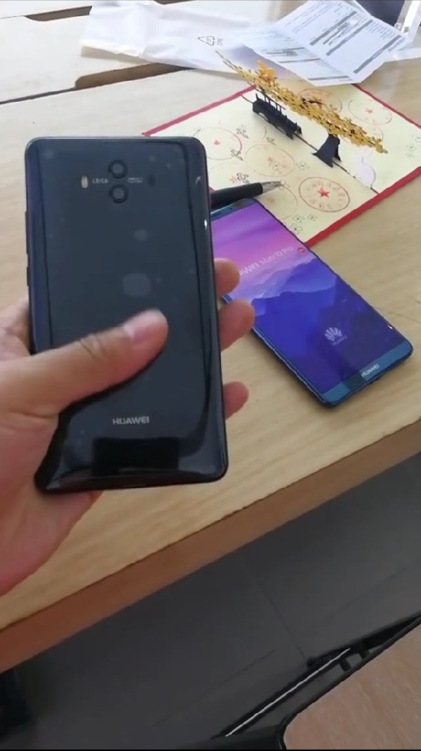 Xuất hiện Mate 10 và Mate 10 Pro trên tay người dùng Xuất hiện Mate 10 và Mate 10 Pro trên tay người dùng