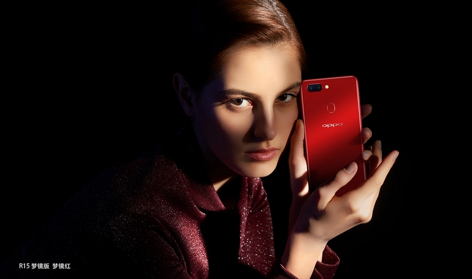 Hình ảnh báo chí OPPO R15 phiên bản Hot Red Hình ảnh báo chí OPPO R15 phiên bản Hot Red