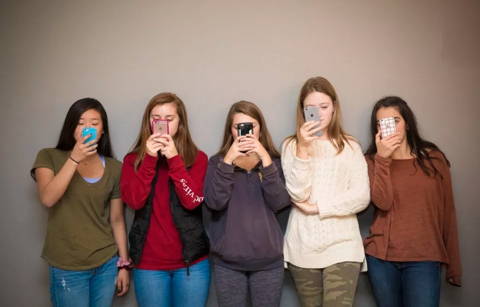 Người dùng trẻ tuổi sử dụng Facebook Người dùng trẻ tuổi sử dụng Facebook