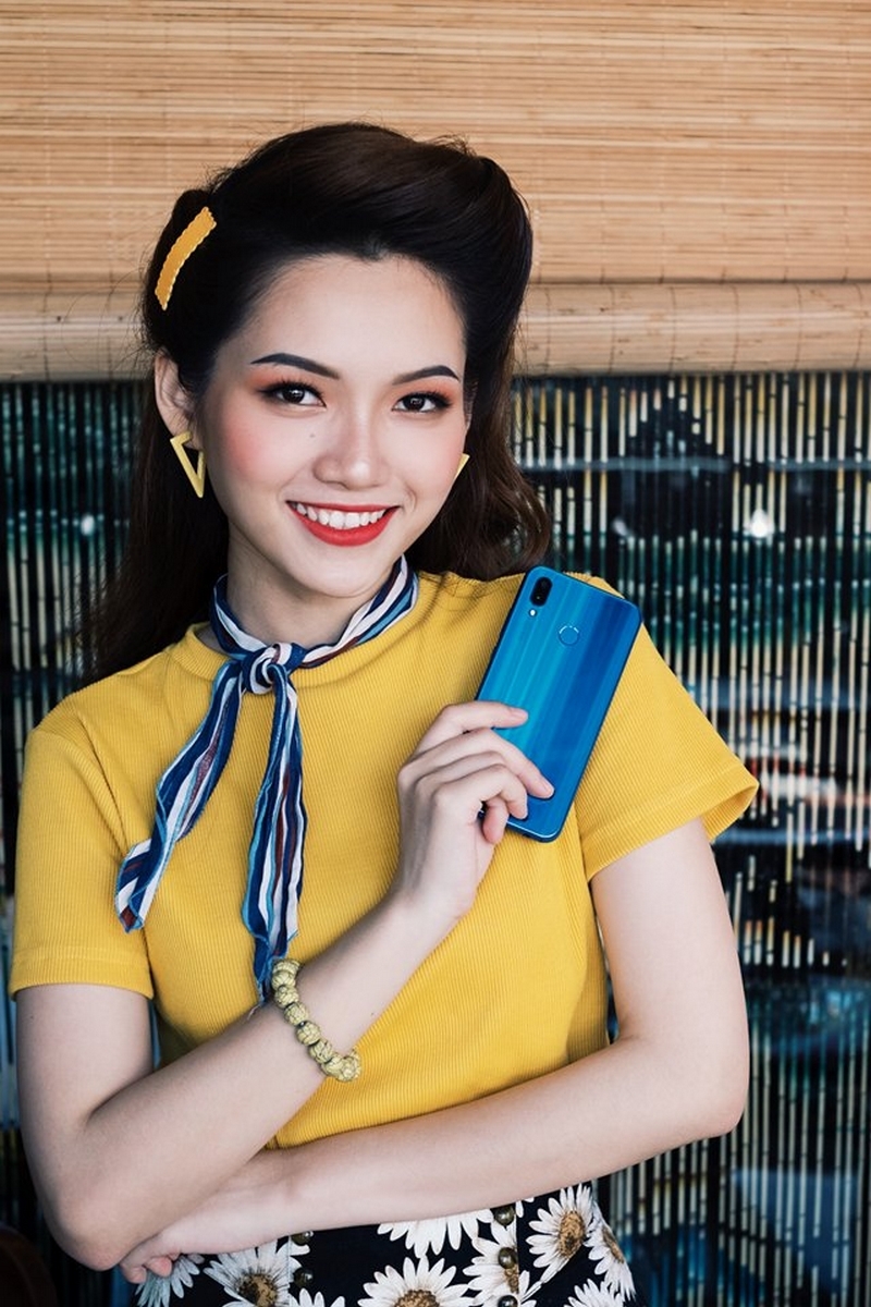 Trên tay phiên bản Nova 3e Klein Blue