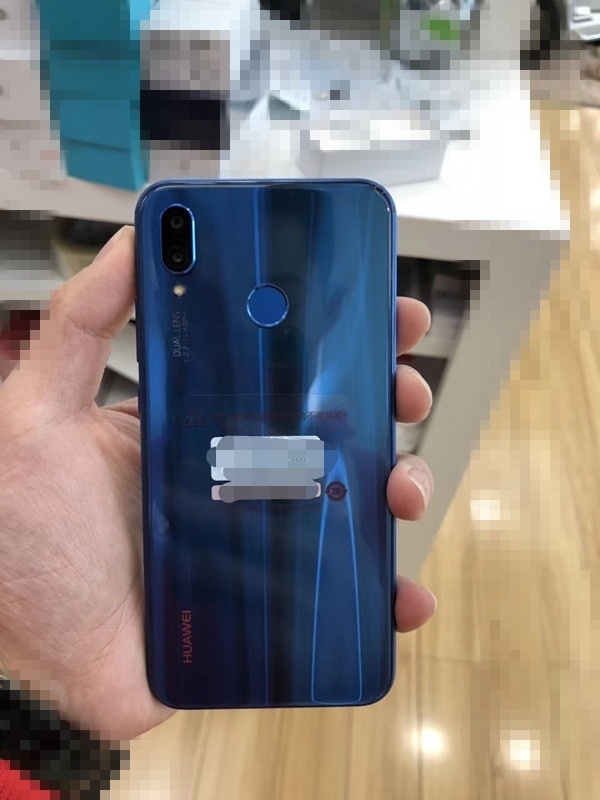 Huawei P20 Lite màu xanh dương trên tay người dùng