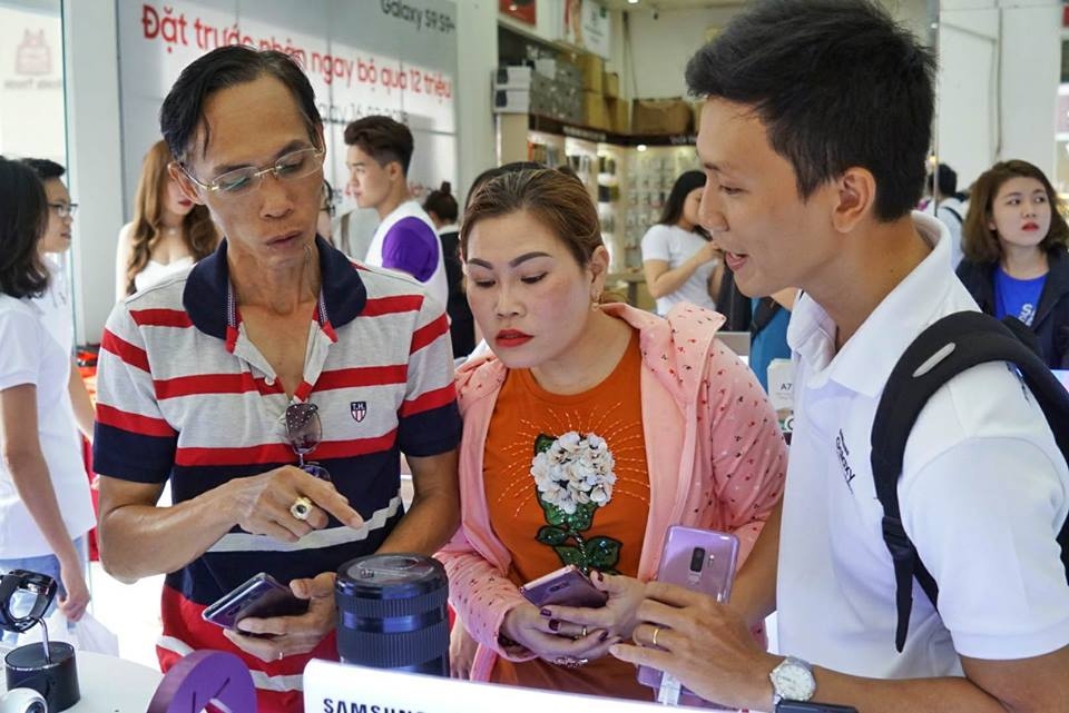 Quang cảnh mở bán Galaxy S9 & S9 Plus