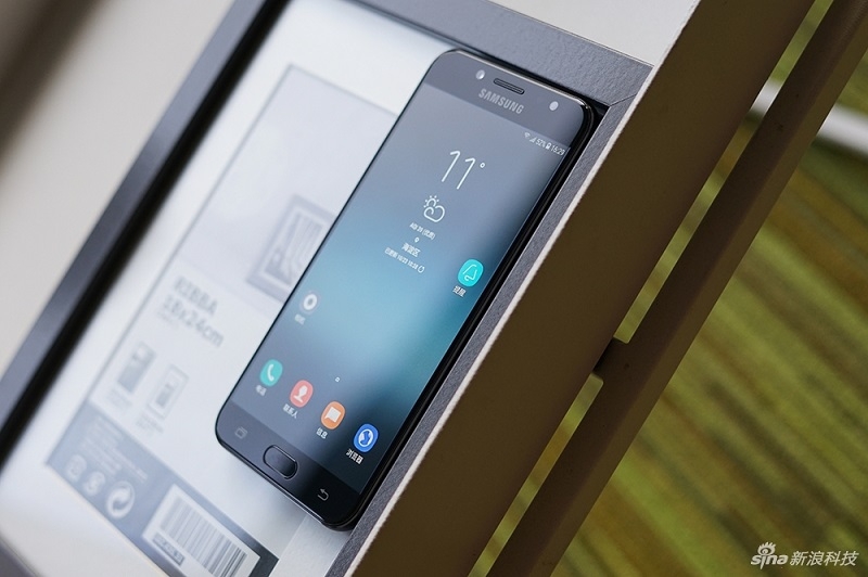 Cận cảnh Galaxy C8: camera kép, chip 8 nhân, 4GB RAM Cận cảnh Galaxy C8: camera kép, chip 8 nhân, 4GB RAM
