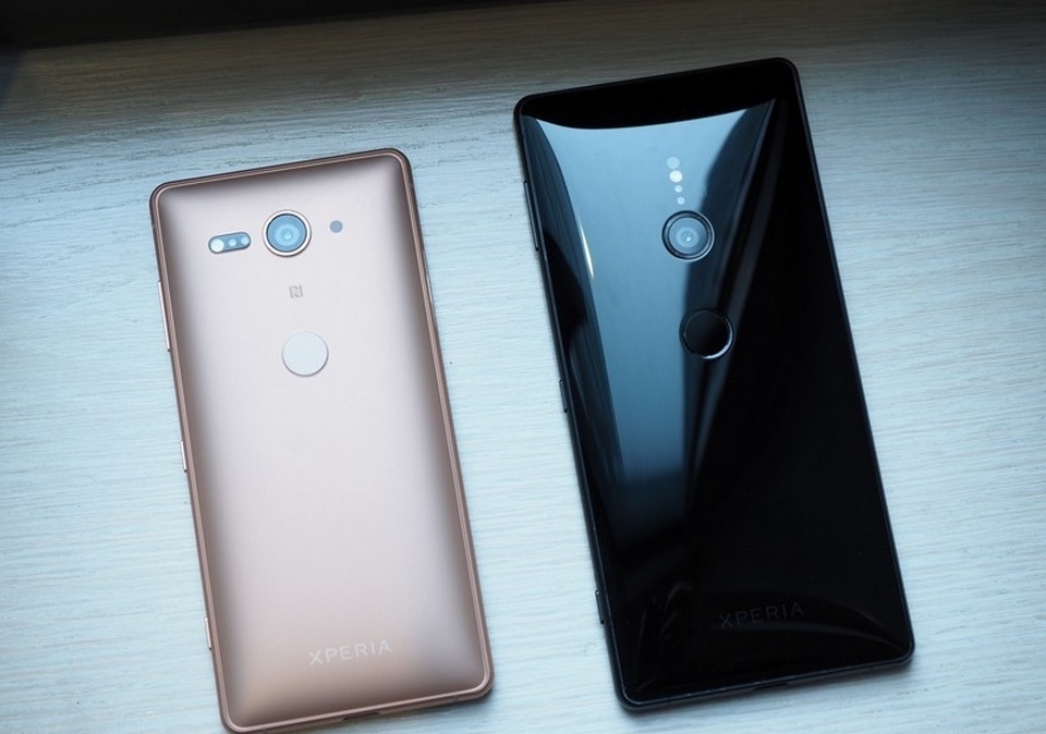 Xperia XZ2 Compact (trái) và Xperia XZ2 (phải)
