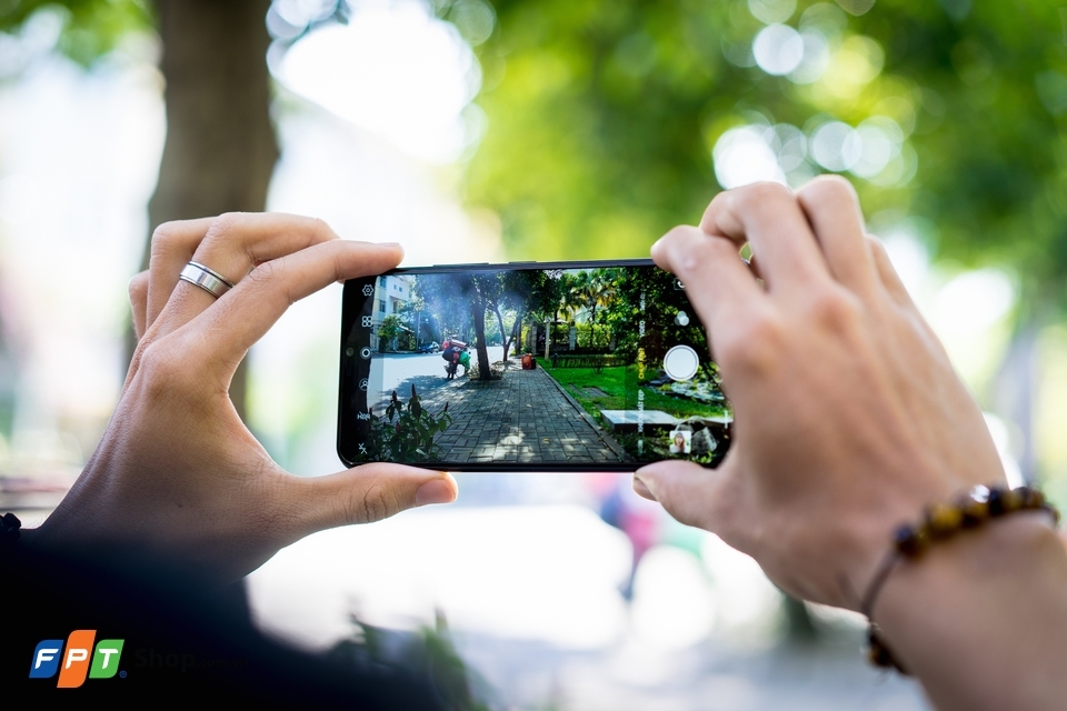 Camera kép hỗ trợ chụp xóa phông, quay video Slow Motion, 4K,...
