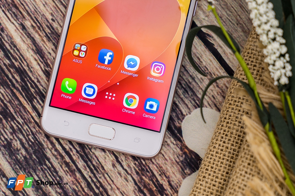 Khả năng hiển thị của Zenfone 4 Max được xem là tốt trong tầm giá Khả năng hiển thị của Zenfone 4 Max được xem là tốt trong tầm giá