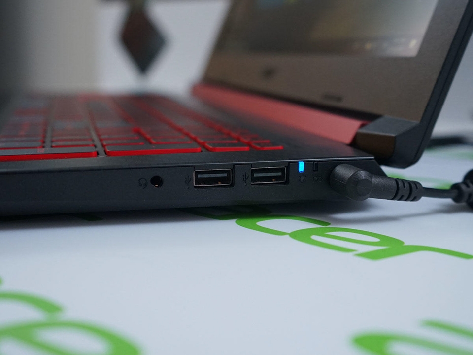 Acer Nitro 5 trang bị đầy đủ hệ thống cổng kết nối Acer Nitro 5 trang bị đầy đủ hệ thống cổng kết nối