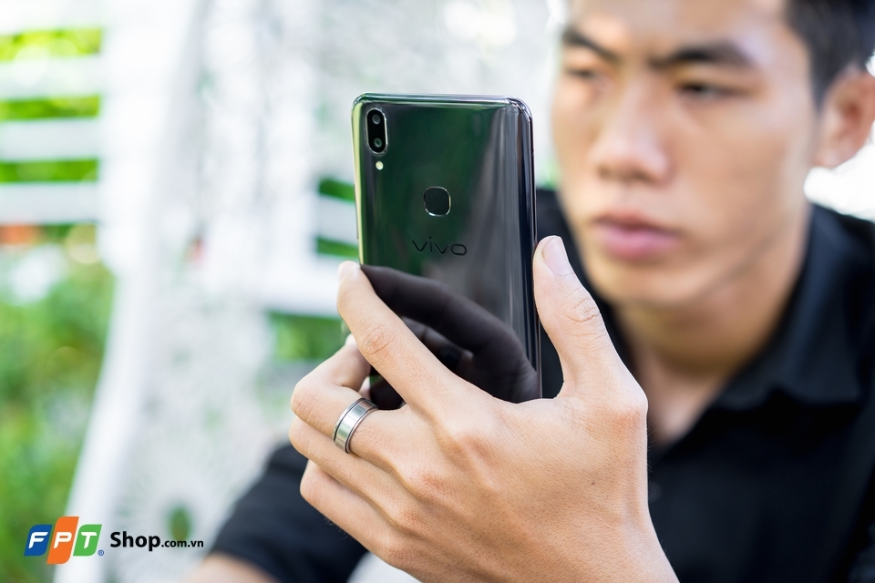 Mặt lưng nhựa giả kính với cụm camera kép đặt dọc khá giống Iphone X