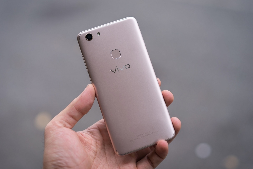 Cảm biến vân tay nằm ở mặt sau Vivo V7