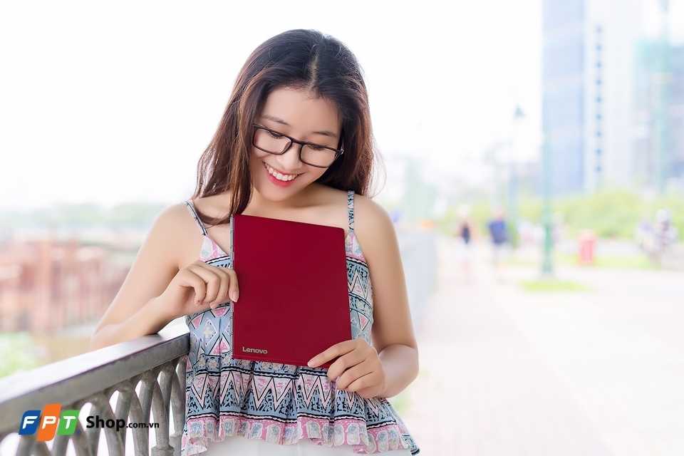 Ấn tượng với ngoại hình đầy sexy của Yoga Book