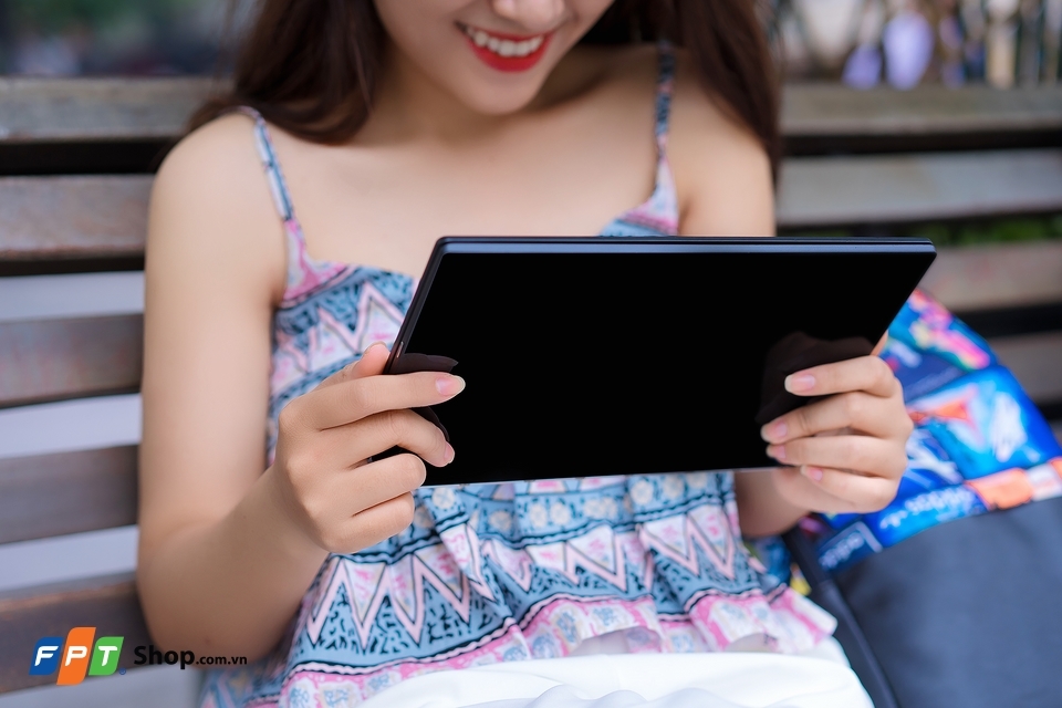 Lenovo Yoga Book có hai phiên bản chạy Android và Windows
