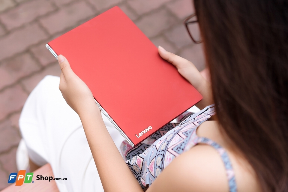 Logo Lenovo nhỏ nhưng vẫn tạo điểm nhấn ở mặt trên của máy